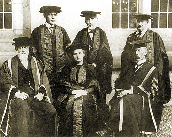 Imagem da Marie Curie em sua graduação sendo a única mulher