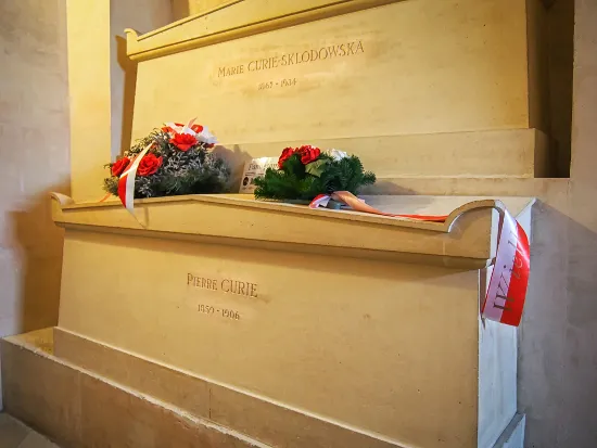 Túmulo de Marie e Pierre Curie no Pantheon, em Paris.